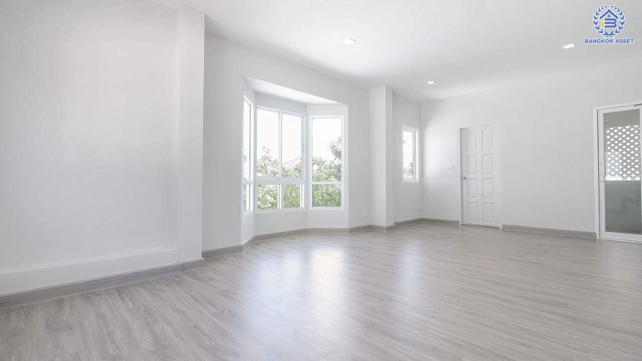 บ้านมือสองตกแต่งใหม่ ม.มณีรินทร์พาร์ค รัตนาธิเบศร์-ท่าอิฐ แบรนด์ Property Perfect เนื้อที่ 71.3 ตร.ว. ฟังก์ชัน 4 ห้องนอน 3 ห้องน้ำ 1 ห้องอเนกประสงค์ จอดรถได้ 4 คัน บนทำเลศักยภาพ เชื่อมต่อทั้ง ถ.รัตนาธิเบศร์ และถ.ราชพฤกษ์ ใจกลาง 2 เซ็นทรัลฯ  ใกล้ทางด่วนงามวงศ์วาน และเพียง 10 นาที ถึงรถไฟฟ้า "สถานีบางรักน้อยท่าอิฐ"